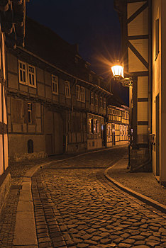 德国奎德林堡古城夜晚的街道