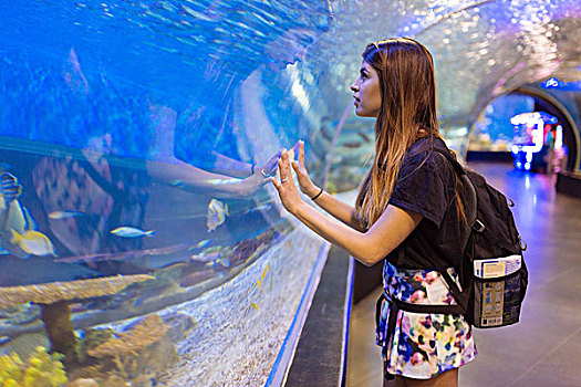 美女,看,鱼,海水,水族箱,马尼拉,菲律宾