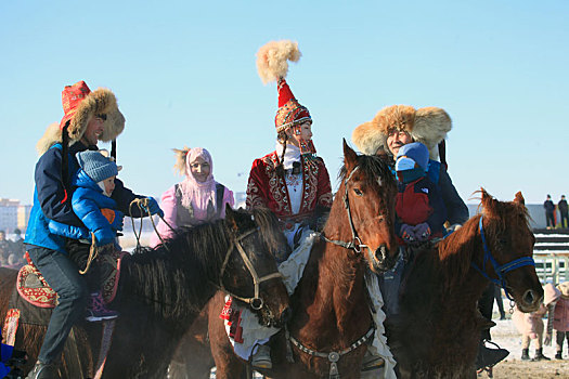 新疆巴里坤,哈萨克族网红盛装宣传冰雪旅游节