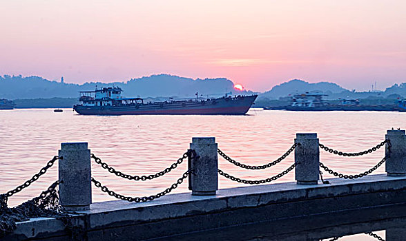 日出前长洲岛的水闸