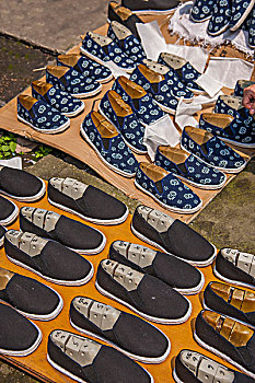 浙江嘉兴乌镇东栅手工制作的老布鞋