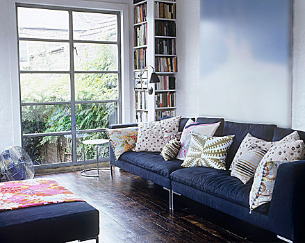 紫色,沙发,垫子,靠近,书架,窗户