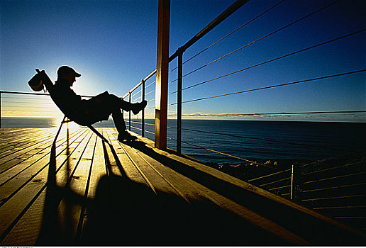 男人,椅子,甲板,日落,火焰湾,塔斯马尼亚,澳大利亚