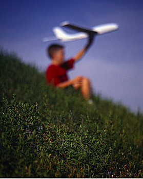 男孩,坐,山,飞机模型