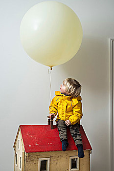 男孩,坐,娃娃,房子,仰视,气球