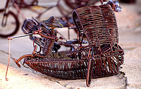 用铜丝手工编织的自行车和渔船的艺术品
