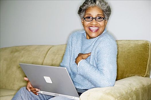 老年,女人,坐,沙发,笔记本电脑