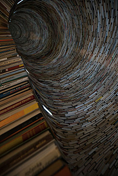 布拉格图书馆里著名的无限书踏设计