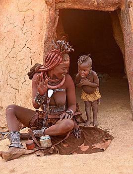 辛巴族妇女,孩子,正面,泥,小屋,考科韦尔德,纳米比亚,非洲