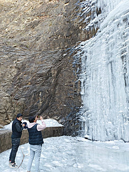 山东省日照市,数十米绝美冰瀑银装素裹,造型各异让人赏心悦目