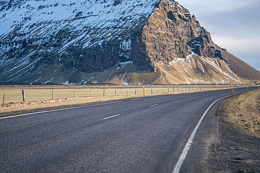 冰岛一号公路和远方的雪山