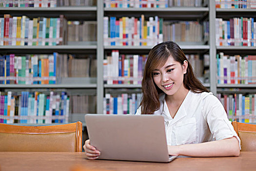 美女,亚洲女性,学生,使用笔记本,学习,图书馆,书架,背景