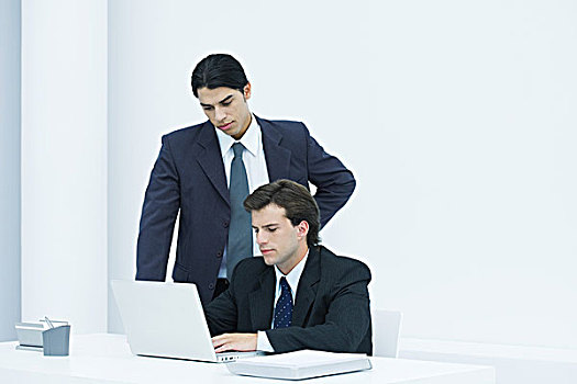 商务人士,使用笔记本,电脑,书桌,同事,看,俯视,肩部