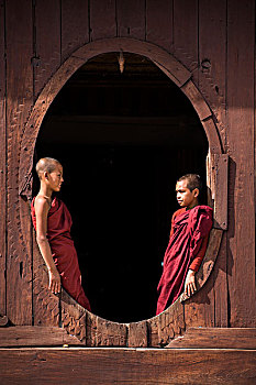 茵莱湖,掸邦,缅甸,新信徒,僧侣,窗户,柚木,圣职授任