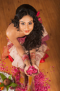 肖像,新娘,传统,连衣裙,拿着,玫瑰花瓣