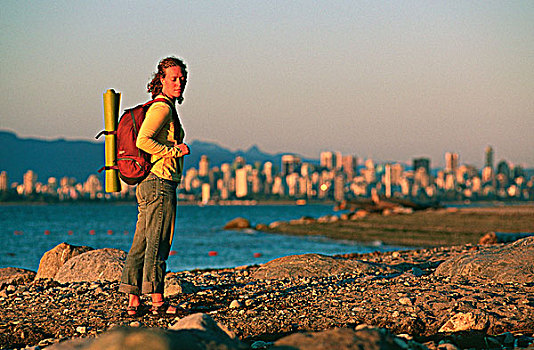 女人,走,日落,海滩,温哥华,不列颠哥伦比亚省,加拿大