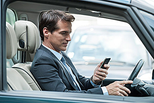 男人,看,手机,驾驶