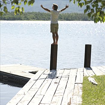 站立,男人,栅栏柱,码头,伸展胳膊,瓦特顿湖国家公园,加拿大,艾伯塔省
