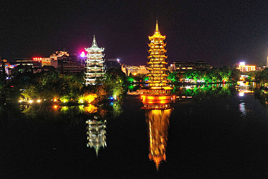 桂林日月双塔公园夜景