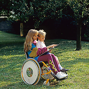 伤残,女人,轮椅,读,小男孩,花园