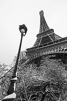 巴黎埃菲尔铁塔的雪景