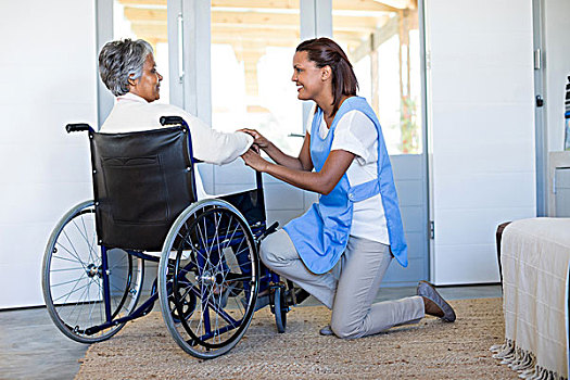 女医生,互动,老年,女人,轮椅,在家