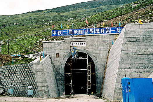 青藏铁路建设羊八井隧道