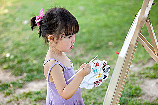 正在画画的小女孩