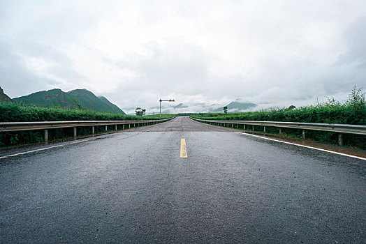 下过雨的山路