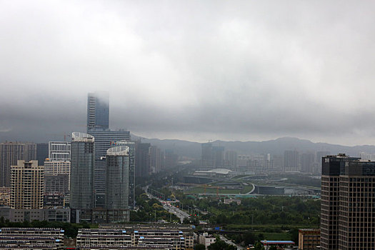 山东省日照市,云绕卧龙山犹如人间仙境,气象部门发布暴雨蓝色预警提醒市民加强防范