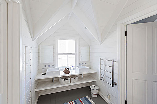 奢华,白色,浴室,水槽,拱顶天花板