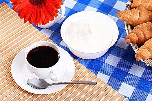 欧式早餐,牛角面包,黑咖啡