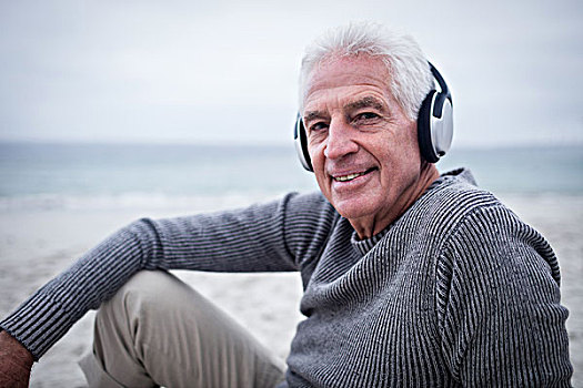 老人,听歌,头戴式耳机,头像,海滩