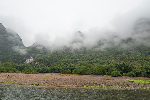 烟雨中的中国桂林漓江山水风光