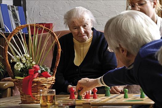 护理,玩,棋类游戏,两个,老人,养老院