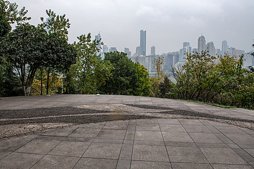 空地板与城市天际线和建筑物