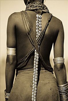 埃塞俄比亚,奥莫河三角洲,年轻,达桑内科,女孩,穿戴,皮裙,金属手镯,辟邪物,珠子