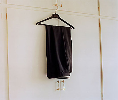 一对,暗色,裤子,悬挂,正面,白色,衣柜,卧室,沃里克郡,英国,2006年