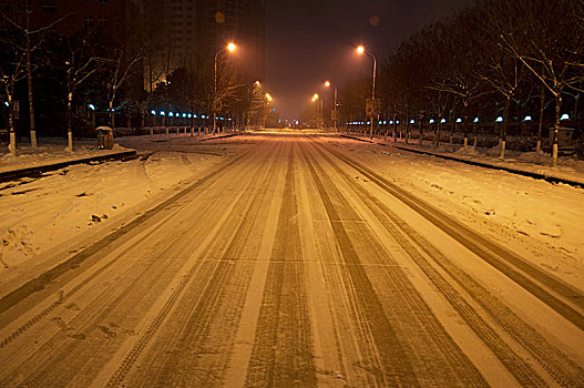 下雪后夜晚的道路