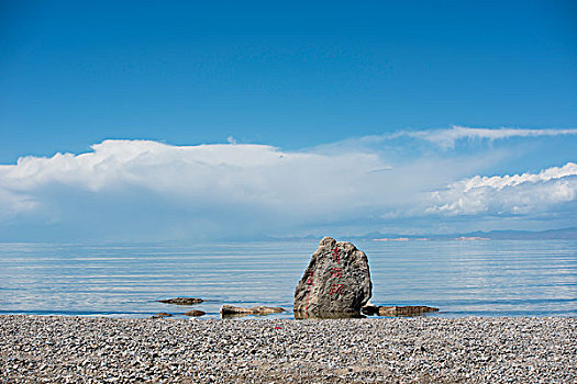 蓝天下的青海湖