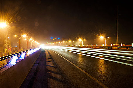 城市夜晚的道路