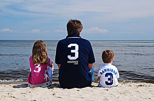 父亲,孩子,坐,海滩,看,波罗的海,海洋,男孩,2岁,女孩,7岁,赫陵斯朵福,海边,胜地,乌瑟多姆岛,岛屿,梅克伦堡前波莫瑞州,德国,欧洲