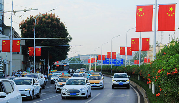 国旗灯笼高挂,武汉节日喜庆