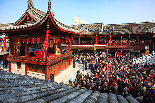 春节,庙会元宵,唱戏,戏台,群众,看戏,热闹,春节,庙会古代戏台看戏的