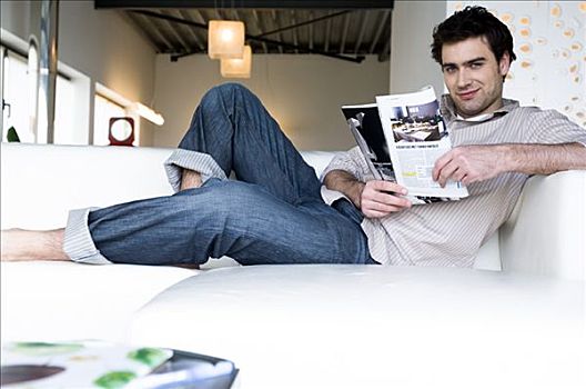 男人,躺着,沙发,读,杂志
