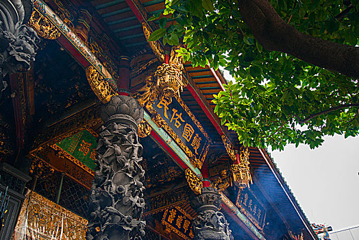 台湾台北著名的寺庙,百年历史的龙山寺,精致的龙柱雕刻