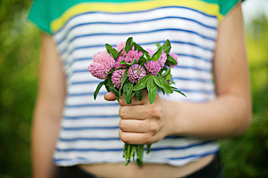 女孩,草,花束