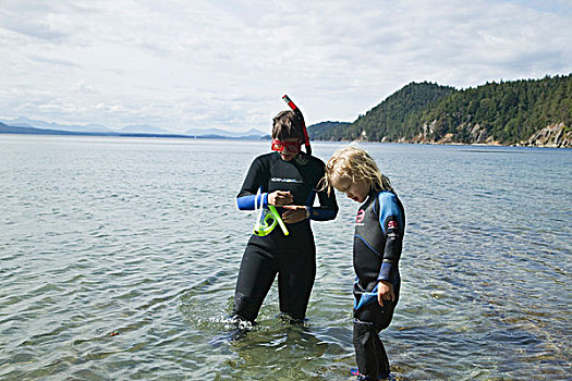 妈妈,女儿,戴着,紧身潜水衣,港口,岛屿,不列颠哥伦比亚省,加拿大