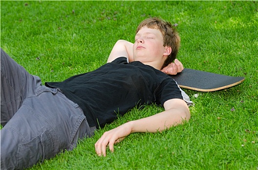 青少年,滑板,休息,草