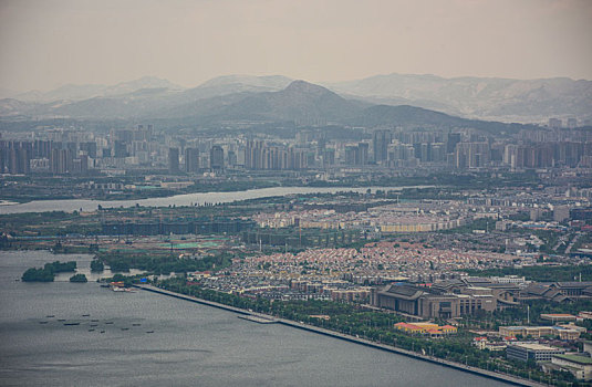 云南省昆明市,山顶俯瞰滇池与市区风光